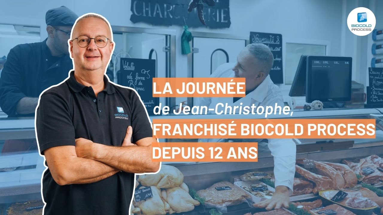 Jean-Christophe, franchisé BIOCOLD PROCESS depuis 2014, devant le rayon charcuterie d'un commerce client
