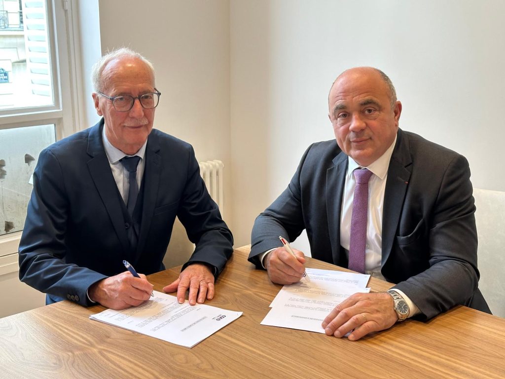Francis Chaumel, de BIOCOLD PROCESS, et Dominique Anract, président de la CGAD, signant la convention de partenariat